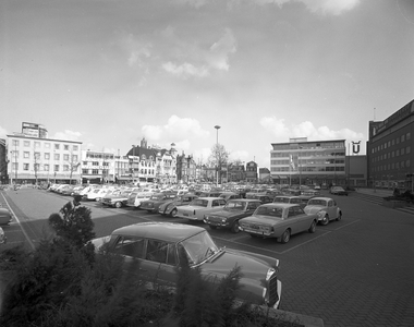72977 Gezicht op het parkeerterrein op het Vredenburg te Utrecht, met de bebouwing aan de oostzijde van het plein en ...